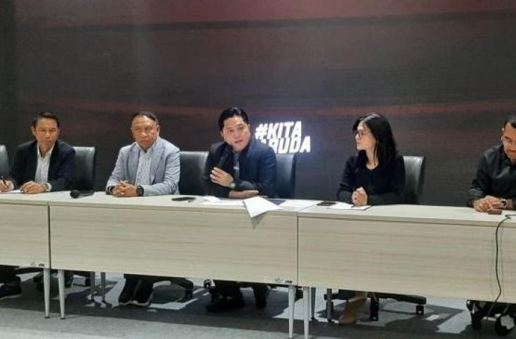 Ketua Umum PSSI Erick Thohir, bersama dua wakil ketua umum Zainudin Amali serta Ratu Tisha Destria, dan Sekjen Yunus Nusi saat konferensi pers di GBK Arena, Jakarta (Suara.com/Adie Prasetyo Nugraha).