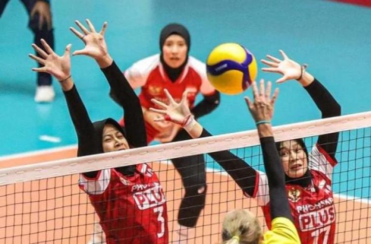 Pebola voli putri Indonesia Megawati Hangestri Pertiwi (kiri) dan Wilda Siti Nurfadhilah (kanan) di Asian Volleyball Confederation (AVC) Challenge Cup 2023 di GOR Tri Dharma, Gresik, Jawa Timur, Rabu (21/6/2023). ANTARA FOTO/Rizal Hanafi/zk/nym.