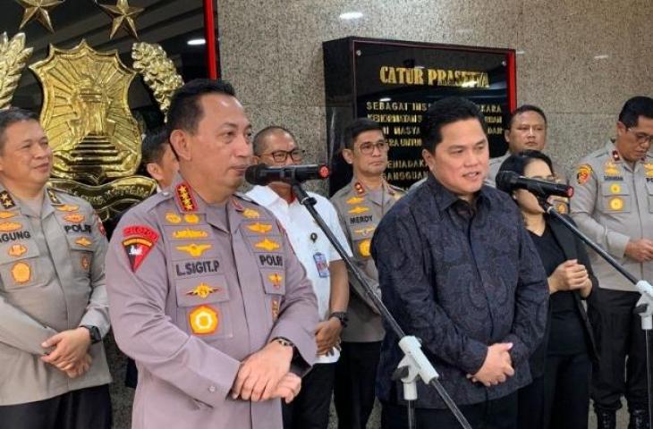 Kapolri Jenderal Pol. Listyo Sigit Prabowo (kiri) bersama Ketua Umum PSSI Erick Thohir (kanan) dalam konferensi pers di Gedung Utama Mabes Polri, Jakarta, Senin (26/6/2023). ANTARA/Narda Margaretha Sinambela