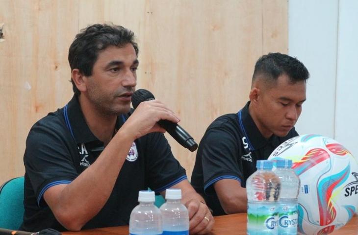 Pelatih RANS Nusantara FC, Eduardo Almeida, saat memberikan keterangan pers menjelang laga melawan Persikabo 1973, Minggu (2/7/2023). (mxkd.sbs/Irwan Febri Rialdi)