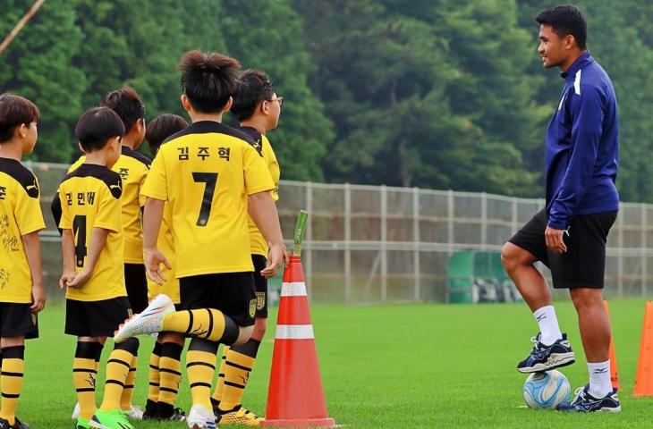 Asnawi Mangkualam jadi pelatih dadakan di Jeonnam Dragons. (Instagram/jeonnamdragons_fc)