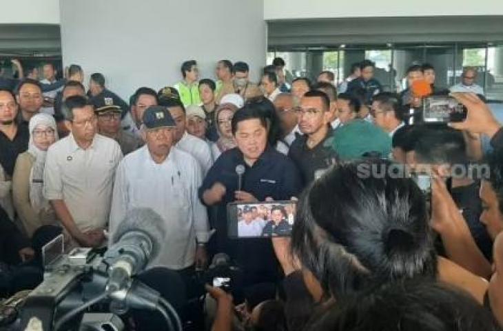 Ketua Umum PSSI Erick Thohir usai meninjau Jakarta International Stadium (JIS). (Suara.com/Adie Prasetyo Nugraha).