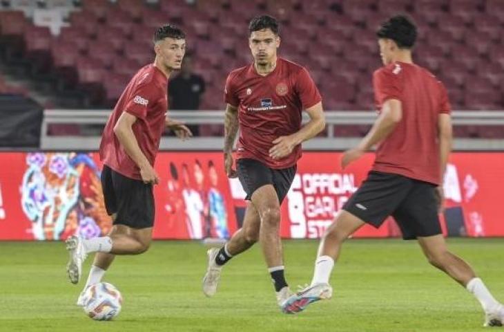 Pemain Timnas Indonesia Shayne Pattynama (tengah) dan Ivar Jenner (kiri) mengikuti sesi latihan di Stadion Utama Gelora Bung Karno, Jakarta, Minggu (18/6/2023). (ANTARA FOTO/Galih Pradipta/YU)