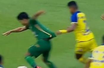 Keputusan Kontroversial Wasit di Laga Persebaya vs Barito Putera, Pemain Tarik Baju Lawan tapi Tak Penalti