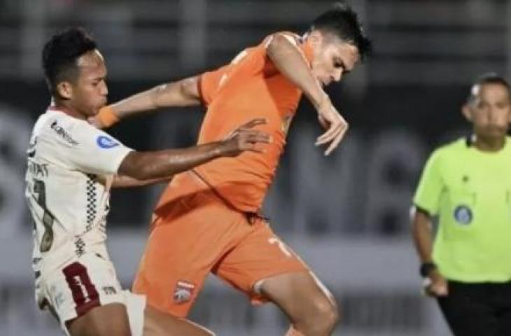 Penyerang Borneo FC Matheus Pato mendapatkan pengawalan pemain Bali United pada pertandingan Liga 1 2023 di Stadion Segiri Samarinda, Kalimantan Timur. (Media Officer Borneo FC)