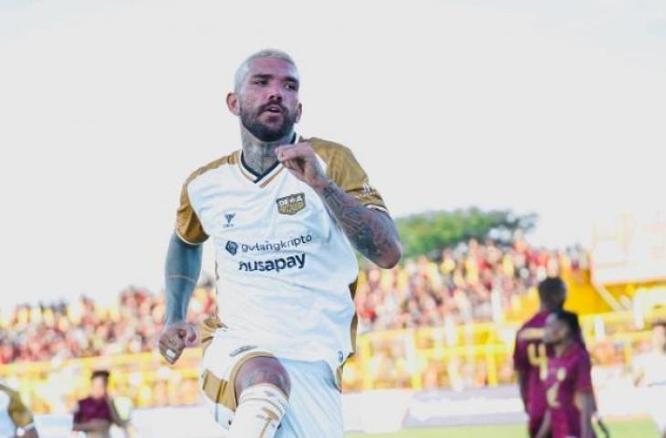 Selebrasi Dimitrios Kolovos usai cetak gol saat Dewa United kalahkan PSM Makassar. (Instagram/kolovosdimitris)