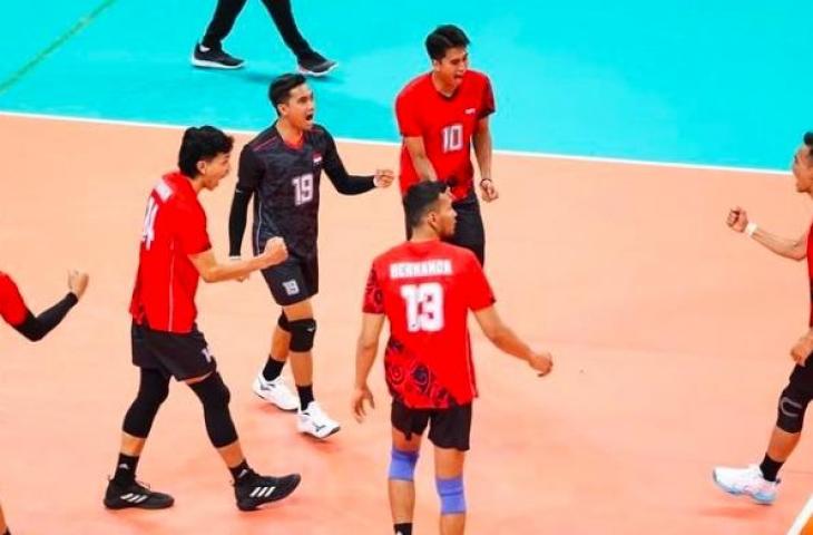 Aksi pemain Timnas Voli Putra Indonesia saat mengalahkan Bahrain dengan skor 3-2 di AVC Challenge Cup 2023. (Instagram/avcvolley)