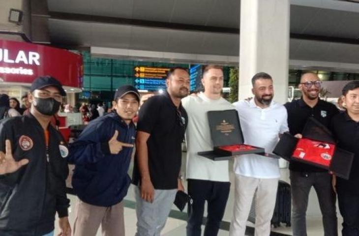 Maciej Gajos disambut Jakmania di Bandara Internasional Soekarno Hatta, Selasa (11/7/2023). (Twitter/thejktways)