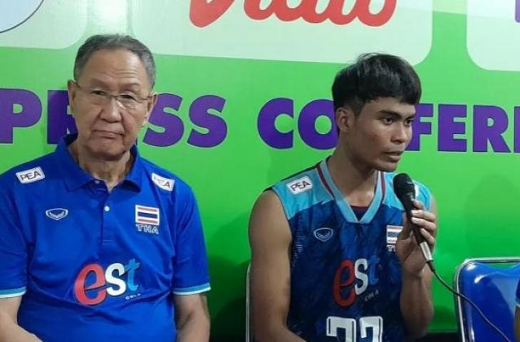 Pevoli Thailand Anurak Phanram (kanan) bersama dengan pelatih timnas Thailand Park Ki-won usai lawan Vietnam i SEA V League di GOR Candradimuka Padepokan Voli Jenderal Polisi Kunarto, Sentul, Bogor, Sabtu (22/7/2023). ANTARA/FAJAR SATRIYO.