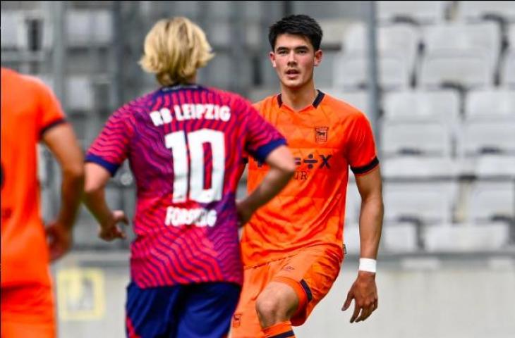 Elkan Baggott tampil starter saat Ipswich Town kalahkan RB Leipzig 1-0. (Instagram/elkanbaggott)