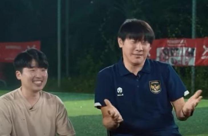 Pelatih Timnas Indonesia Shin Tae-yong dan penerjemah Jeong Seok-seo. (YouTube/Pebasket Sombong)