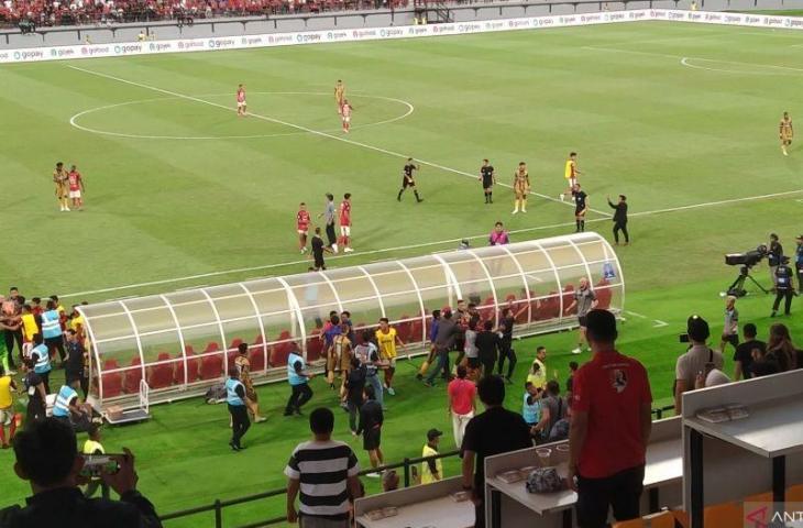 Sejumlah petugas pengamanan internal (steward) melerai para pemain yang terlibat insiden keributan saat babak terakhir yang dimenangkan Bali United melawan Dewa United, 3-1 di Stadion Kapten I Wayan Dipta, Kabupaten Gianyar, Bali, Sabtu (29/7/2023) ANTARA/Dewa Ketut Sudiarta Wiguna