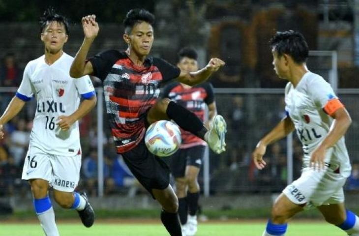 Pemain Timnas Indonesia U-17, Muhammad Kafiatur Rizky (tengah) berusaha menguasai bola dibayangi pesepak bola Kashima Antlers Kensho Ikeda (kanan) dan Rikuto Shiba (kiri) saat pertandingan uji coba di Stadion I Gusti Ngurah Rai, Denpasar, Bali, Sabtu (5/8/2023). (ANTARA FOTO/Fikri Yusuf/aww)