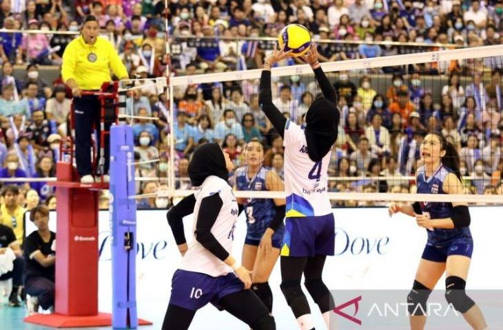 Pebola voli tim nasional Indonesia Arneta Putri Amenlian mencoba melakukan serangan saat menghadapi timnas Thailand dalam ajang SEA V League 2023 putaran kedua yang berlangsung di Chiang Mai, Thailand, Sabtu (12/08/2023) (ANTARA/HO-PP PBVSI)