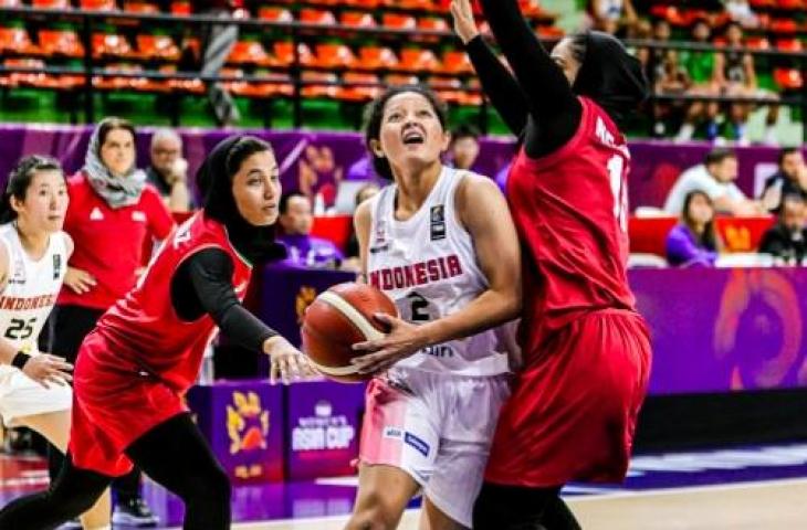 Timnas Basket Putri Indonesia saat mengalahkan Iran untuk lolos ke semifinal Piala Asia FIBA 2023. (Instagram/official_timnasbasket)