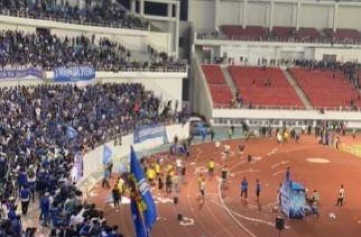 Kerusuhan suporter di laga PSIS Semarang vs Persib Bandung di BRI Liga 1. (tangkapan layar)