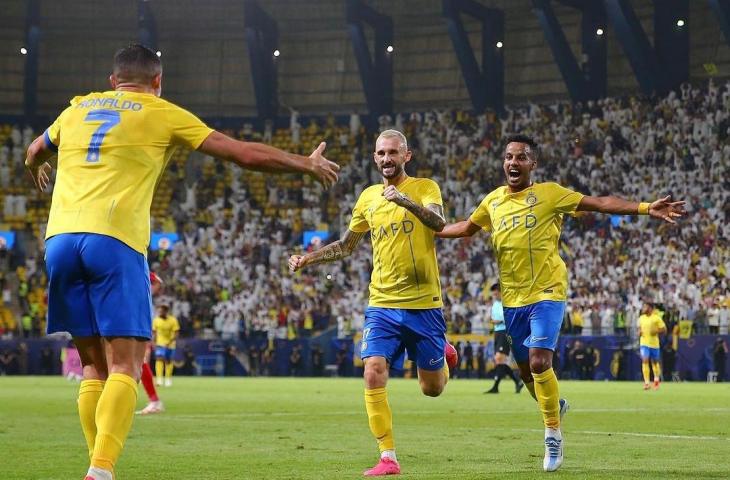 Cristiano Ronaldo (kiri) melakukan selebrasi dengan Marcelo Brozovic (tengah) yang berhasil mencetak gol keempat timnya guna membawa Al Nassr menang dramatis 4-2 atas Shabab Al Ahli dalam laga play-off Liga Champions Asia 2023-2024, Rabu (23/8/2023) dini hari WIB. [Twitter/@AlNassrFC_EN]