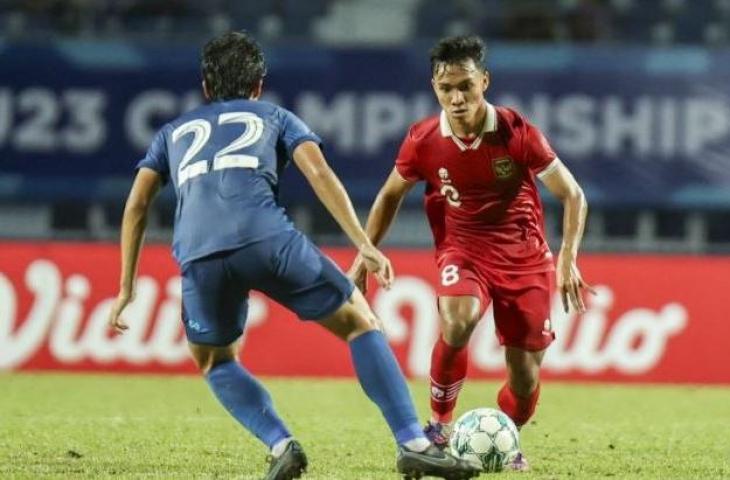 Pemain Timnas U-23 Indonesia Arkhan Fikri (kanan) berusaha melewati hadangan pesepak bola Timnas U-23 Thailand Kasidit Kalasin (kiri) dalam Semifinal Piala AFF U-23 2023 di Rayong Provincial Stadium, Thailand, Kamis (24/8/2023).  ANTARA FOTO/HO-Humas PSSI/mrh/hp.