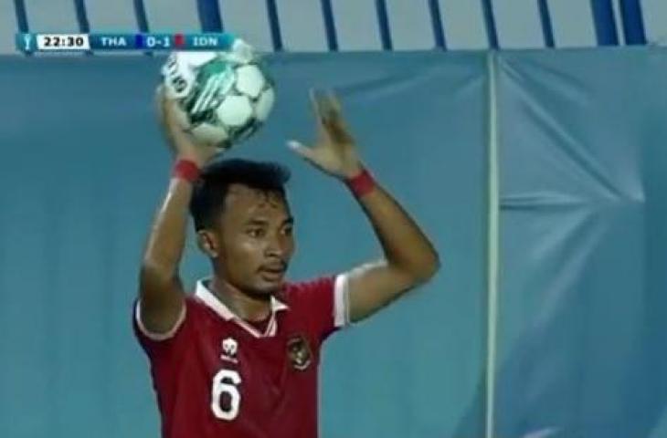 Pemain Timnas Indonesia U-23 Robi Darwis hendak melempar bola di laga lawan Thailand. (bidikan layar)