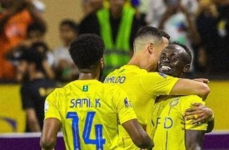 Cristiano Ronaldo peluk Sadio Mane saat bawa Al Nassr menang 5-0 atas tuan rumah Al Fateh. (Instagram/@alnassr)