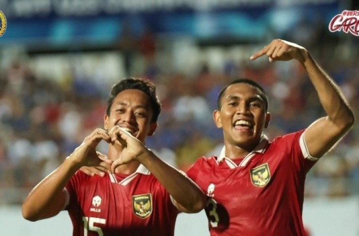 Pemain Timnas Indonesia U-23, Haykal Alhafiz dan Frengky Missa (kanan) melakukan selebrasi setelah gol bunuh diri pemain Thailand, Natcha Promsomboon dalam laga semifinal Piala AFF U-23 2023 di Province Rayong Stadium, Rayong, Thailand, Kamis (24/8/2023) malam WIB. [Twitter/@TimnasIndonesia]