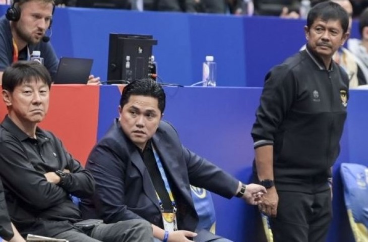 Ketum PSSI Erick Thohir (tengah), Pelatih Timnas Senior dan U-23 Shin Tae-yong (kiri), Pelatih Timnas Indonesia U-20 Indra Sjafri (kanan) menonton pertandingan Timnas Latvia melawan Timnas Kanada dalam laga babak fase grup FIBA World Cup 2023.