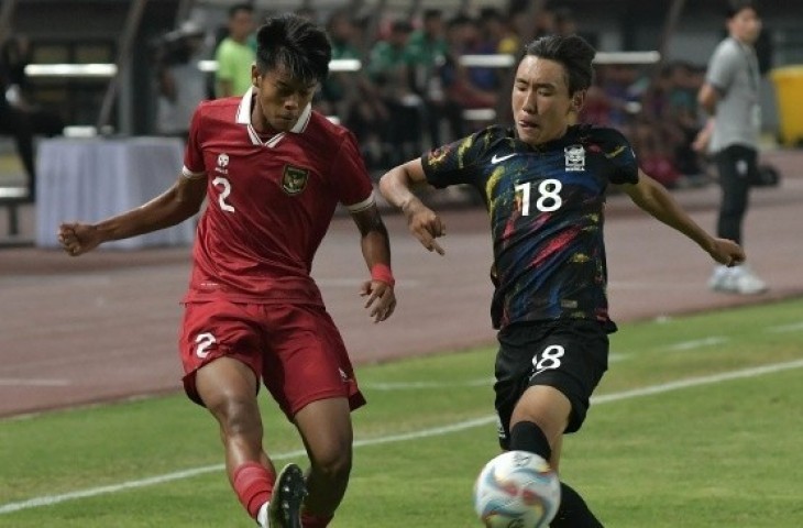 Pesepak bola Timnas Indonesia U-17 Rizdjar Nurviat (kiri) dihadang pesepak bola timnas U-17 Korea Selatan You Minjun (kanan) saat menguasai bola pada pertandingan persahabatan di Stadion Patriot Chandrabhaga, Bekasi, Jawa Barat, Rabu (30/8/2023). ANTARA FOTO/ Fakhri Hermansyah/foc.