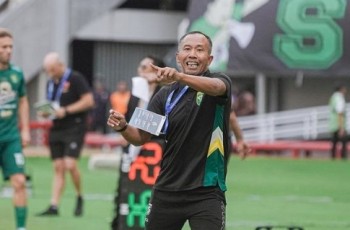 Tangan Dingin Uston Nawawi, Bawa Persebaya Surabaya Naik ke Papan Atas Klasemen BRI Liga 1 2023