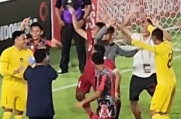 Shin Tae-yong joget di lapangan bersama para pemain Timnas Indonesia U-23. (TikTok/chandramargatama)