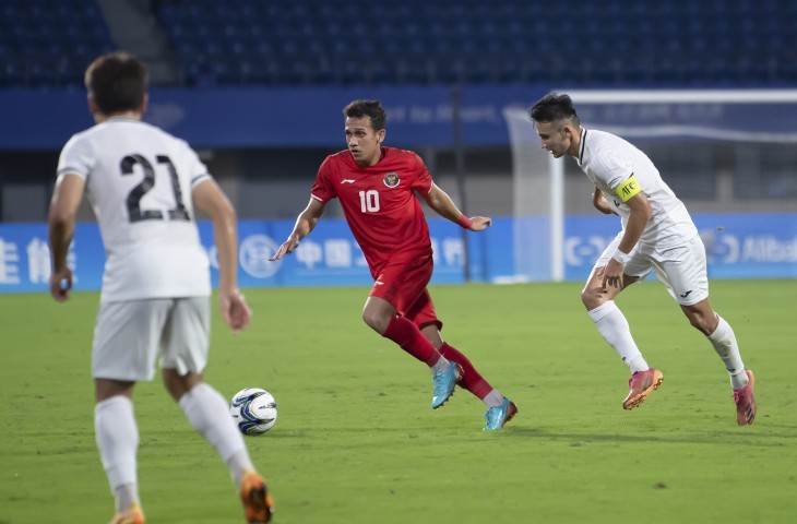 Pesepak bola Timnas U-24 Indonesia Egy Maulana Vikri (tengah) melewati hadangan pesepak bola Kirgistan Adilet Kanybekov (kanan) dalam pertandingan kualifikasi Grup F Asian Games 2022 di Zhejiang Normal University East Stadium, Hangzhou, China, Selasa (19/9/2023). ANTARA FOTO/HO-NOC Indonesia/Naif Al'As/mrh/YU