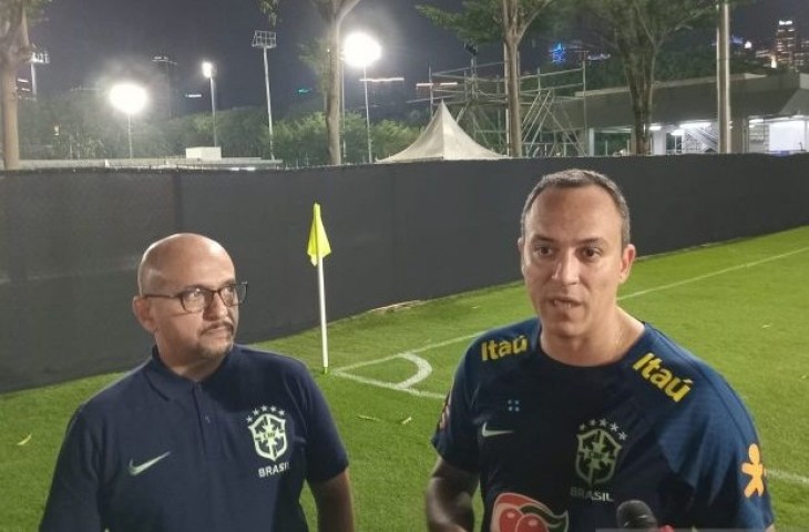 Pelatih Timnas Brasil U-17, Phelipe Leal, (kanan) menjawab pertanyaan pewarta setelah memimpin latihan tim di Lapangan A Komplek Gelora Bung Karno, Jakarta, Selasa (7/11/2023). (ANTARA/RAUF ADIPATI)