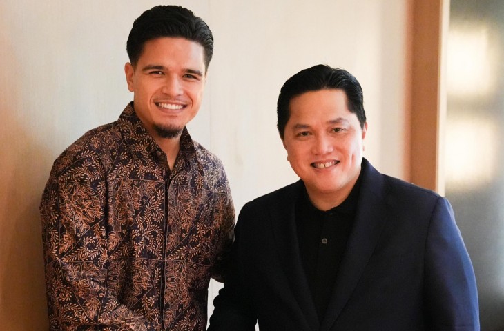 Ragnar Oratmangoen berjabat tangan dengan Ketum PSSI Erick Thohir. (Twitter/erickthohir)