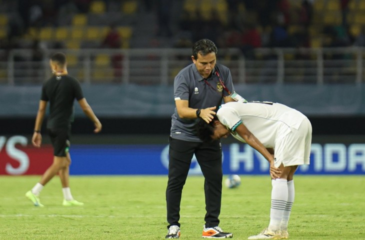 Bima Sakti menghibur pemain Indonesia U-17 usai takluk dari Maroko. (Doc. LOC WCU17/NFL)