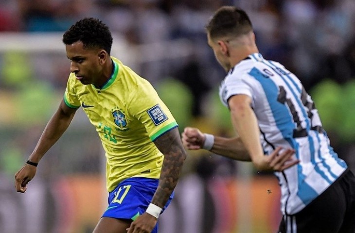 Duel keras pemain Brasil saat dikalahkan Timnas Argentina. (cbf_futebol)