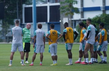 Latihan Perdana Persib Diawali Peluk Keakraban Antar Pemain