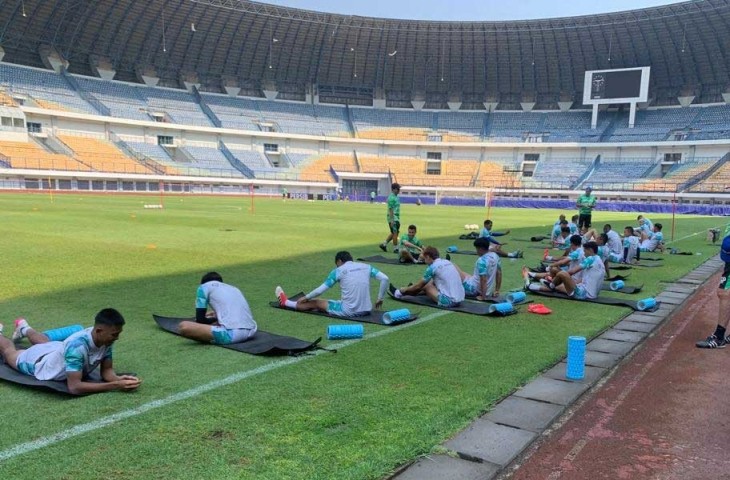 pemain Persib Bandung berlatih di Stadion Gelora Bandung Lautan Api (GBLA) (persib.co.id)