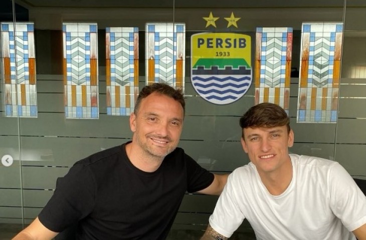 Stefano Beltrame saat tanda tangan kontrak dengan Persib. (Instagram Gustavo Manduca)