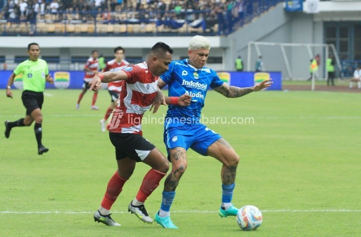 Pertandingan Persib vs Madura United di Liga 1 2023/2024 dipimpin wasit Gideon Dapaherang. (Liga 1)