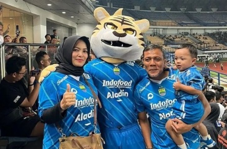 Bejo Sugianto dan keluarga nonton Persib di Stadion GBLA. (tangkap layar Instagram Bejo Sugiantoro)