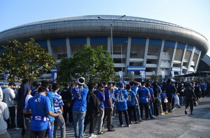 Bobotoh mengantri di luar stadion GBLA saat pertandingan Persib. (MO Persib)