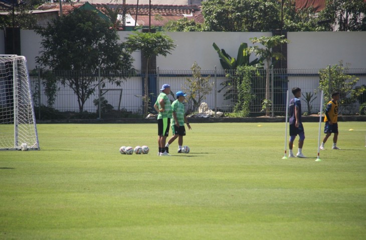 Bojan Hodak memimpin langsung proses latihan para pemain Persib. (Rizki Laelani)