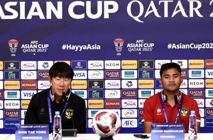 Pelatih timnas Indonesia, Shin Tae-yong (kiri), dan sang kapten Asnawi Mangkualam (kanan) saat konferensi pers jelang laga Piala Asia menghadapi Irak, Senin (15/1/2024). (PSSI).