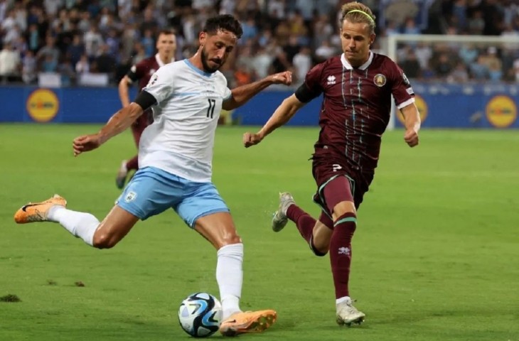 Penyerang Belarus (02) Kiryl Pyachenin berebut bola dengan pemain Israel (17) Sagiv Jehezkel pada lagakualifikasi Grup I Euro 2024 di Bloomfield Stadium, Tel Aviv. (12/9/2023) .(ANTARA/AFP/JACK GUEZ).