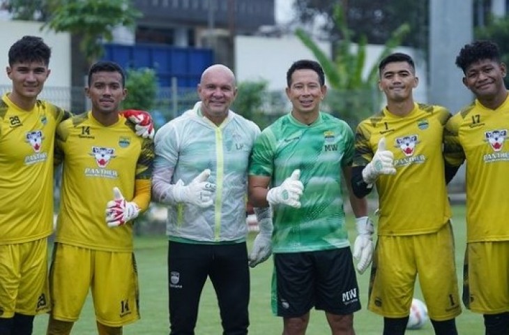 Kiper Persib Kevin Ray Mendoza tampak merangkul Teja Paku Alam. (tangkap layar Instagram)