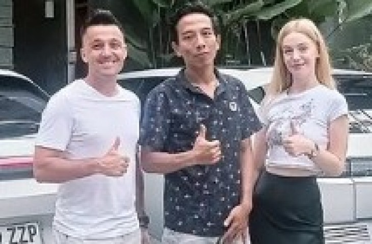 Asisten pelatih Persib Miro Petric dan Hana berfoto bersama seorang bobotoh. (tangkap layar Instagram Adi.Kenshin13) 