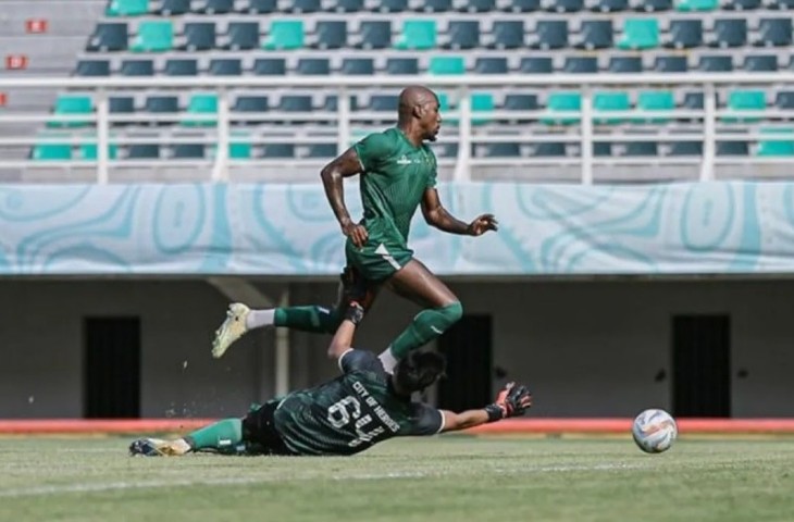 Pemain Persebaya Paulo Henrique (kanan) melewati penjaga gawang Aditya Arya (kiri) saat internal game di Stadion Gelora Bung Tomo Surabaya, Sabtu (13/1/2024). (ANTARA/HO-Ofisial Persebaya).