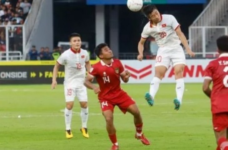 Pemain Vietnam berusha berebut bola di udara saat pertandingan sepak bola Semi Final Piala AFF 2022-2023 antara Indonesia dan Vietnam di Stadion Utama Gelora Bung Karno (SUGBK), Jakarta Pusat, Jumat (6/1/2023). [Suara.com/Alfian Winanto,]