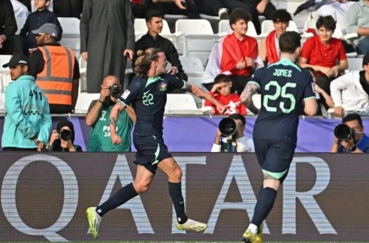 Gelandang Australia Jackson Irvine (kiri) merayakan gol yang dicetaknya ke gawang Suriah pada pertandingan Grup B Piala Asia 2023 di Stadion Jassim bin Hamad, Doha, Kamis (18/1/2024). (ANTARA/AFP/HECTOR RETAMAL).