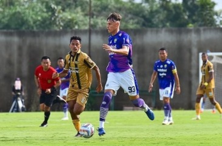 Stefano Beltrame pada laga uji coba Persib melawan Dewa United. (MO Persib)