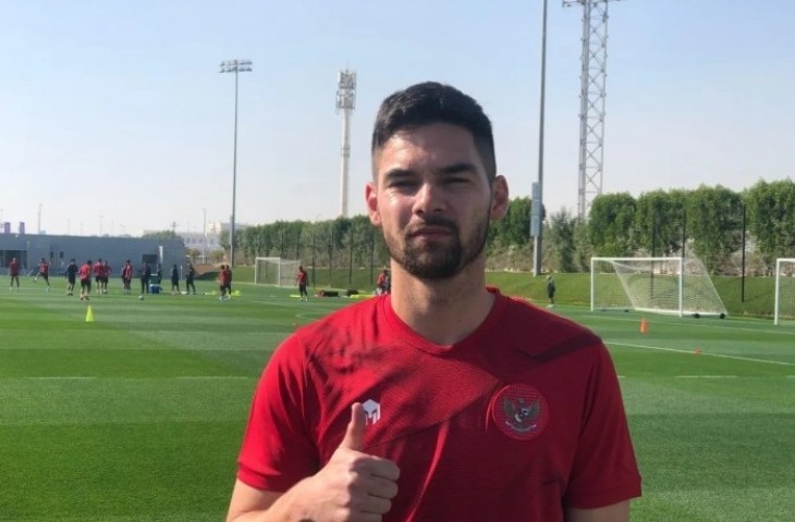 Bek timnas Indonesia Sandy Walsh sesaat sebelum memulai sesi latihan Piala Asia 2023 di Lapangan Al Egla 2, Doha, Qatar, Selasa. (ANTARA/Roy Rosa Bachtiar).